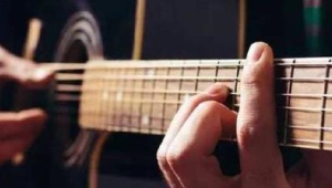 如何弹吉他四线